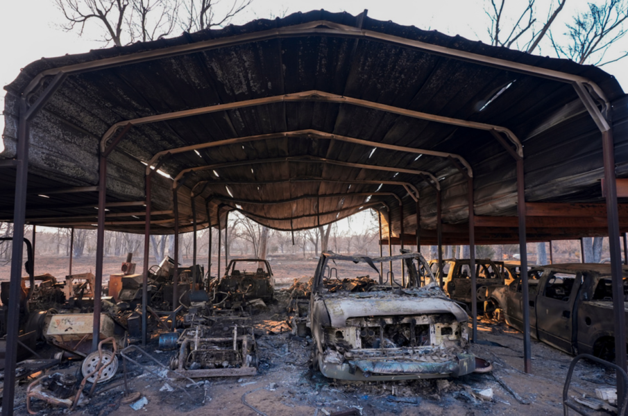 Förkolnade vrak av bilar som brann i orten Canadian när den största skogsbranden i USA:s historia drog fram i Texas.
