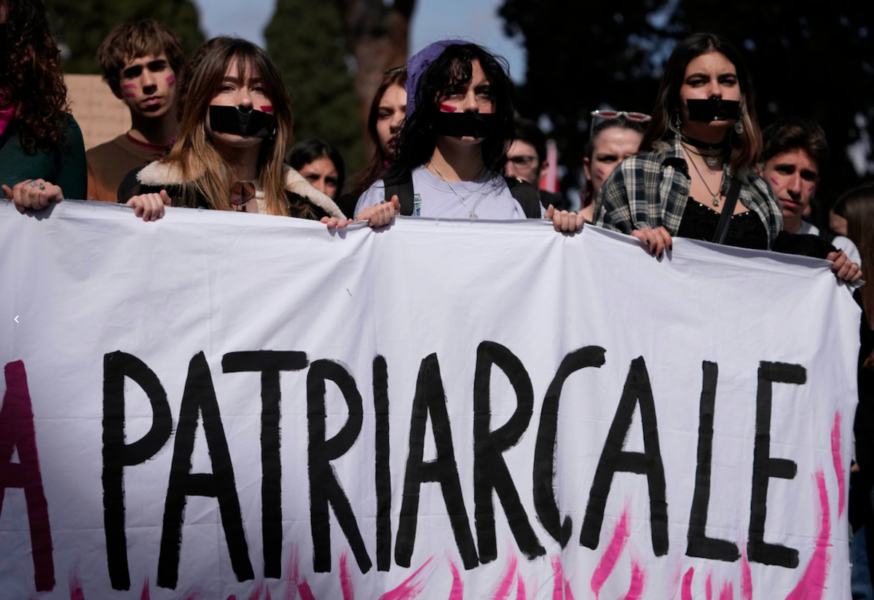 Italienska kvinnor protesterar mot våld mot kvinnor och patriarkatet i huvudstaden Rom.
