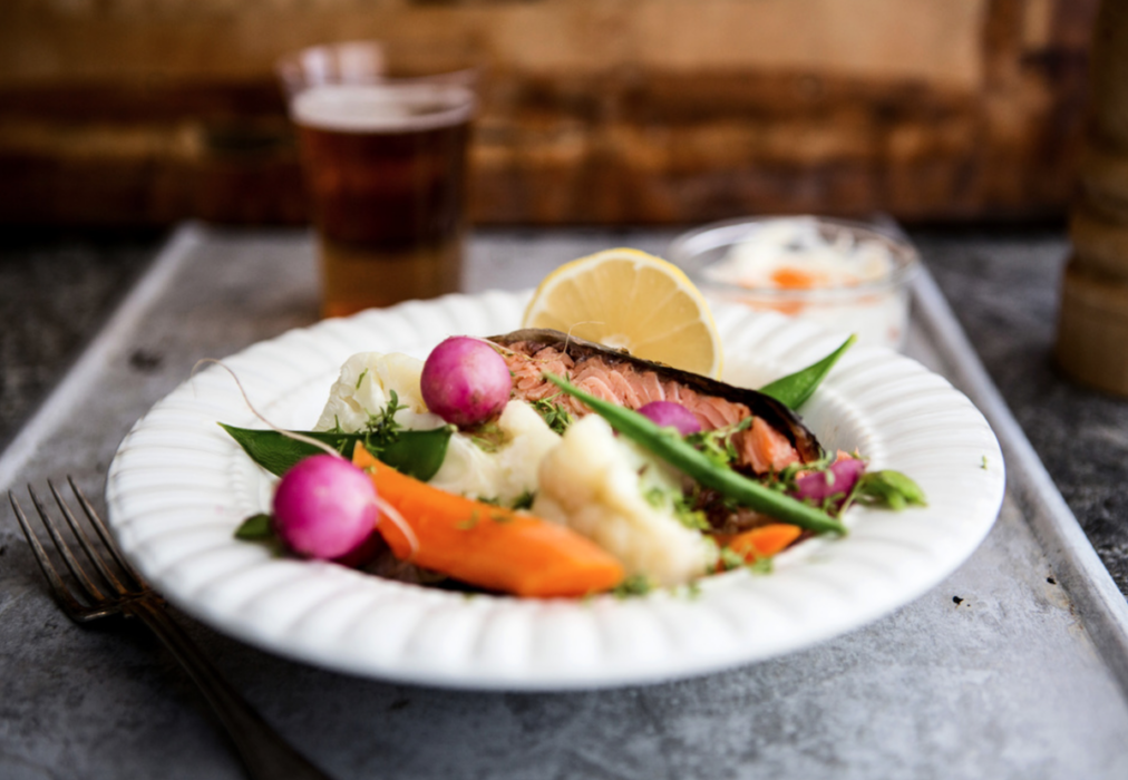 Att äta mycket fisk och skaldjur kopplas till högre halter av PFAS i blodet hos unga, men det finns inte anledning att dra ner på konsumtionen, enligt en expert.