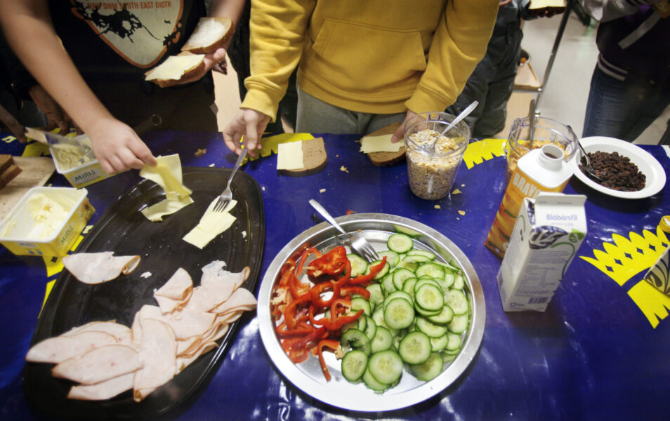 Erbjuda skolfrukost är ett av fem krav för att bekämpa barnfattigdomen i Sverige.