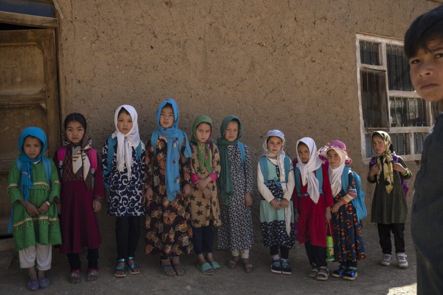  Afghanska barn vid en skola i Bamiyan i juni 2023.