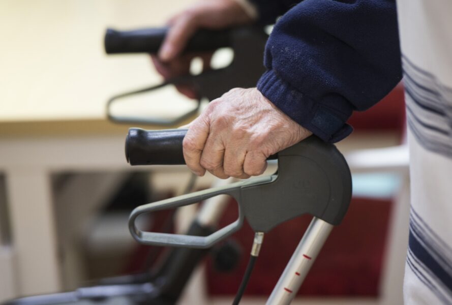Kortare arbetsveckor för personal i äldreomsorgen i Skövde har lett till nöjdare medarbetare – och långtidssjukskrivningarna har minskat.