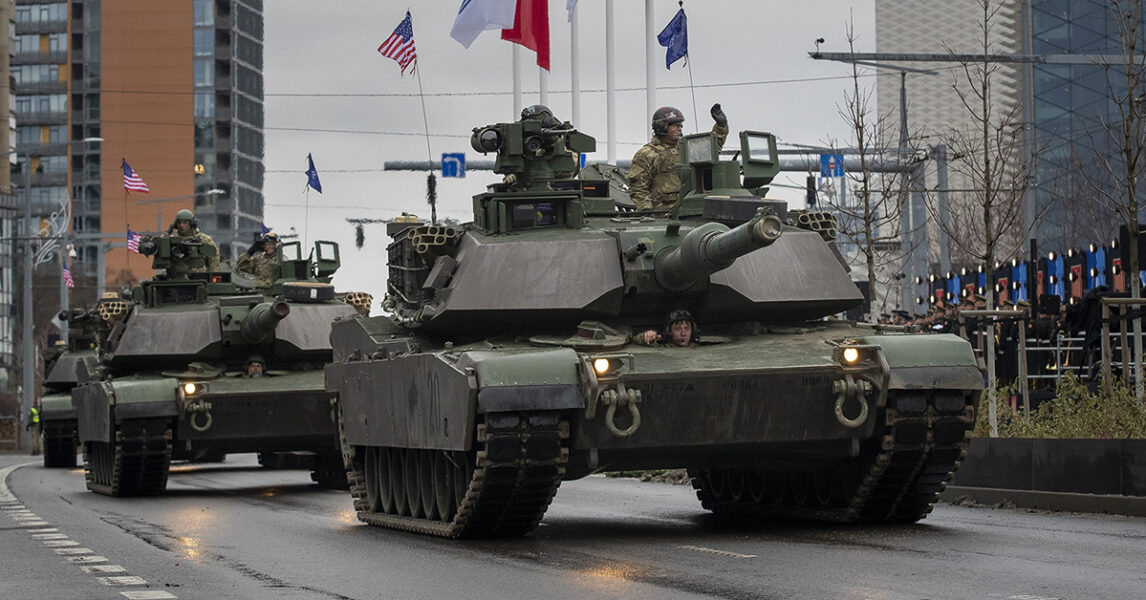 Amerikansk militär med stridsvagnar deltar i firandet av de väpnade styrkornas dag i Vilnius.