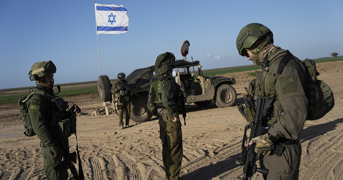 Israeliska soldater vid gränsen till Gaza i måndags.