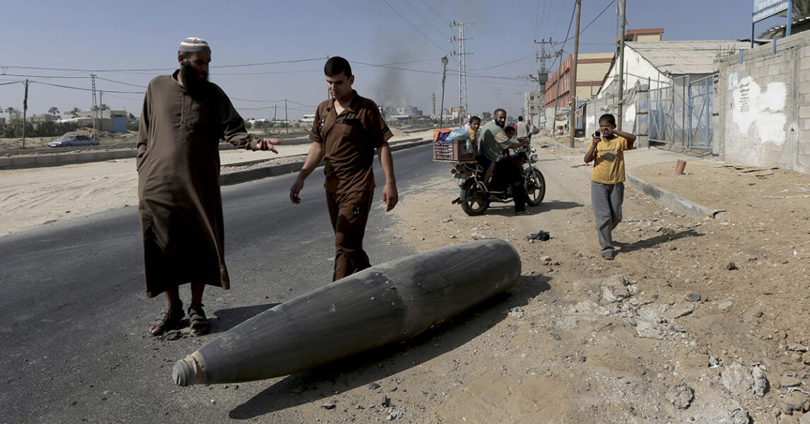 Det ligger en bomb på en gata i Gaza – en israelisk bomb som inte har detonerat.