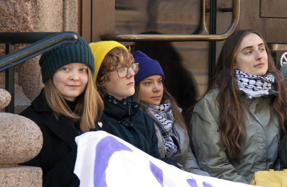 Greta Thunberg var en av många unga som blockerade ingångar till riksdagen.