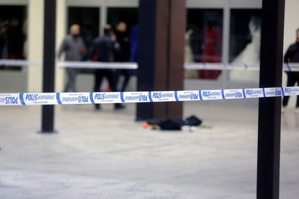 Avspärrningar i Stockholmsförorten Vårberg i fjol.