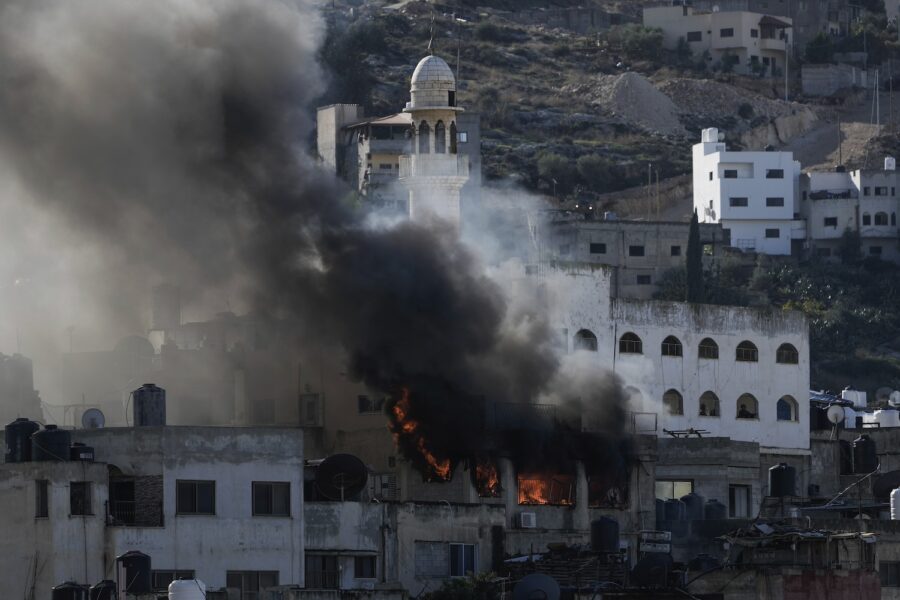 Byggnader i brand under en israelisk militärinsats i Jenin på Västbanken i december i fjol.