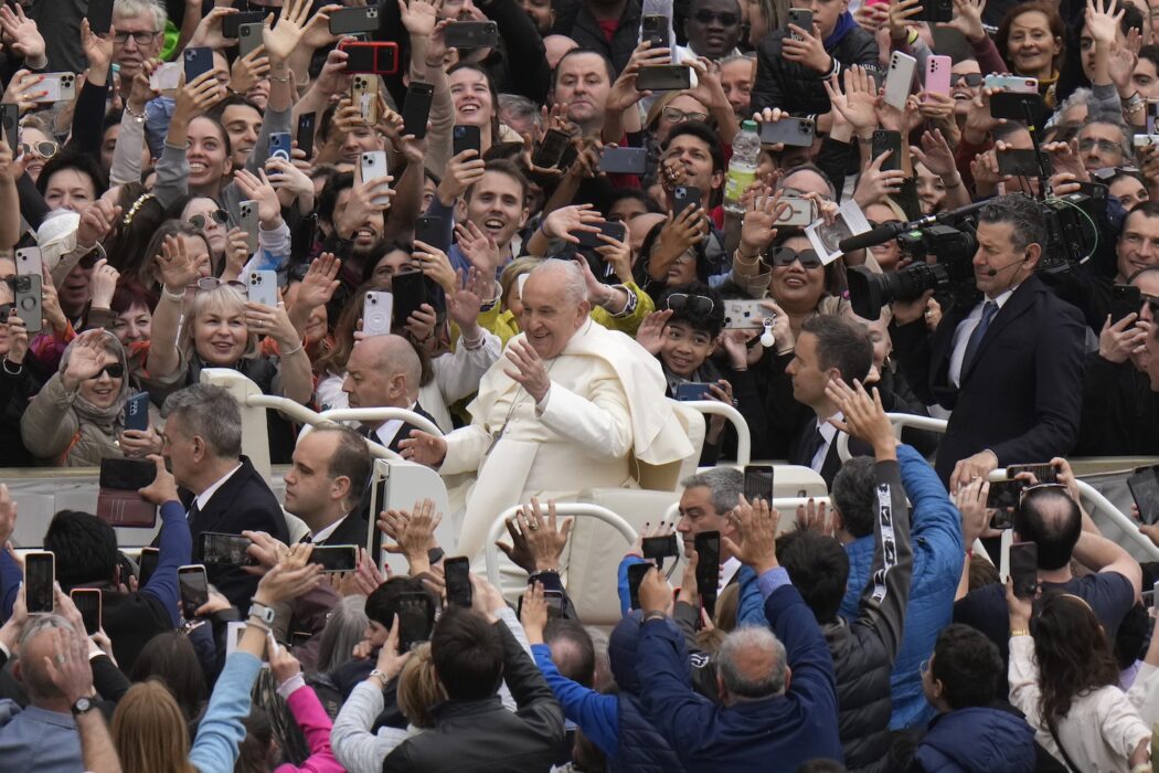 Påve Franciskus hälsar på troende.