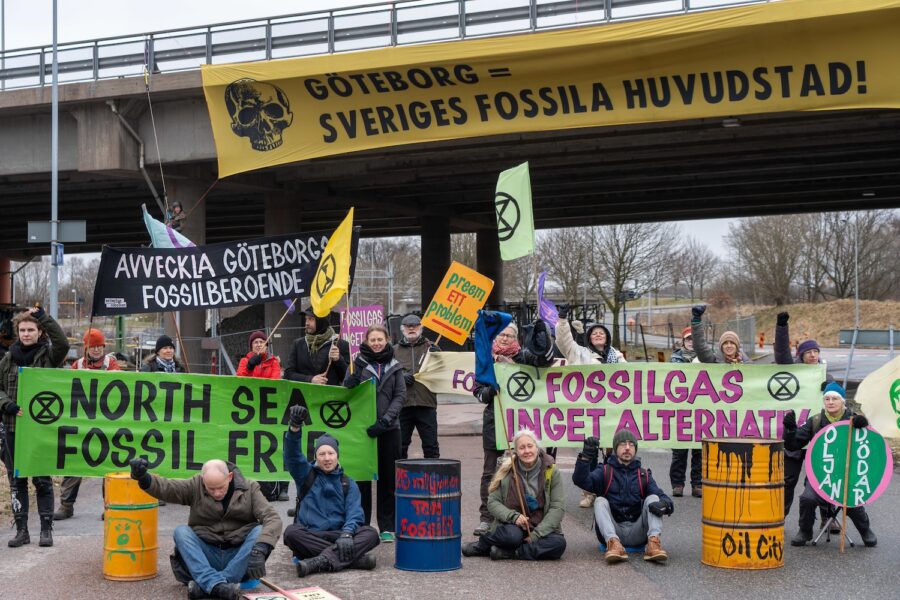 Ett antal aktivister blockerade två infarter till oljehamnen i Göteborg under lördagsmorgonen.