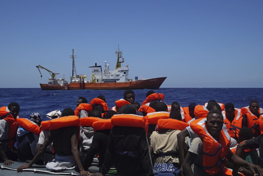Efter sju är lägger åklagare ner åtalet mot ett räddningsfartygs besättning.