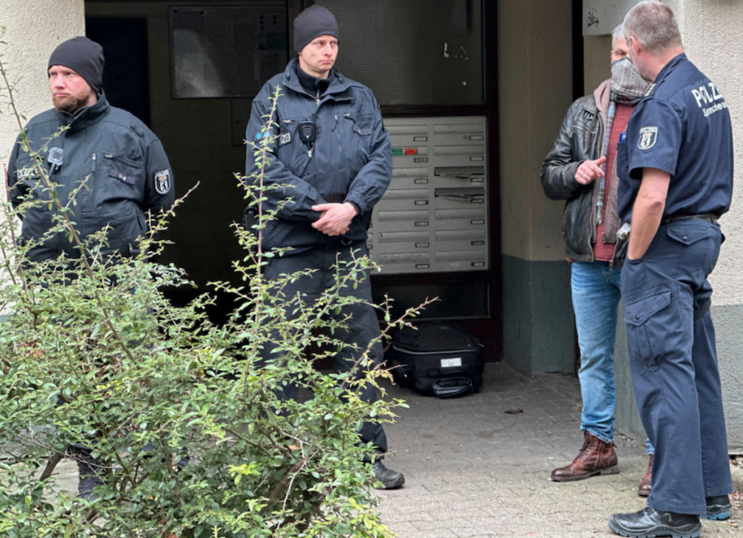 En handgranat och andra vapen hittades hemma hos Daniela Klette, medlem i den ökända Baader-Meinhof-ligan.