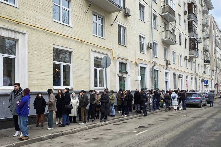 Moskvabor köar för att få rösta i valet.