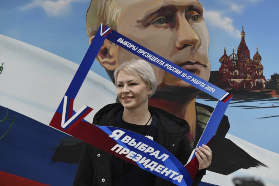 En kvinna poserar med texten "Jag har valt presidenten" i det nu ryskkontrollerade Donetsk.