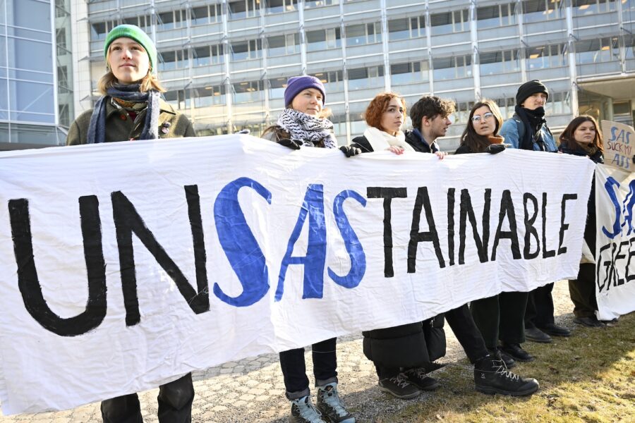 Ungdomar från Fridays for future, däribland Greta Thunberg, protesterade vid SAS årsstämma idag.