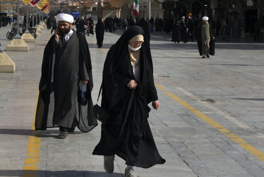 Iranska polisen tvingar kvinnor att betala pengar för att lösa ut sina bilar och ger dem order att bära slöja.