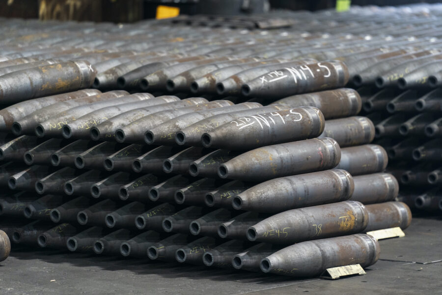 Tjeckien ska köpa stora volymer artillerigranater på världsmarknaden vilket Sverige stöttar med 30 miljoner euro.