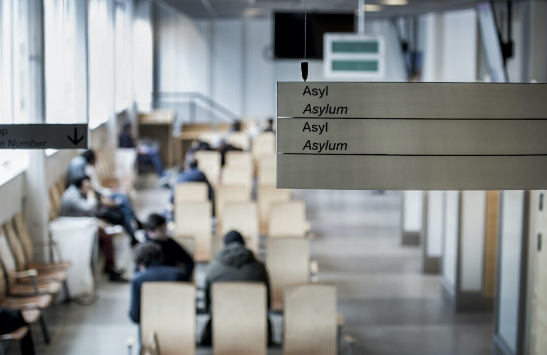 Antalet som fick uppehållstillstånd på asylrelaterade grunder sjönk till knappt 8 000 personer förra året.