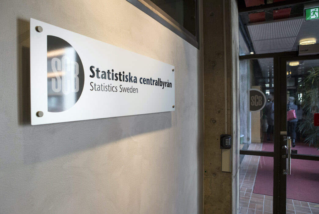 Statistik från Statistiska centralbyrån (SCB) visar att allt färre personer går på sociala ersättningar, antalet är nere på 1990-talsnivåer.