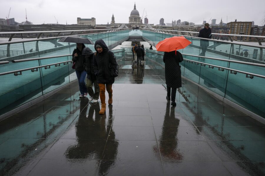 London var varmt, grått och blött i februari.