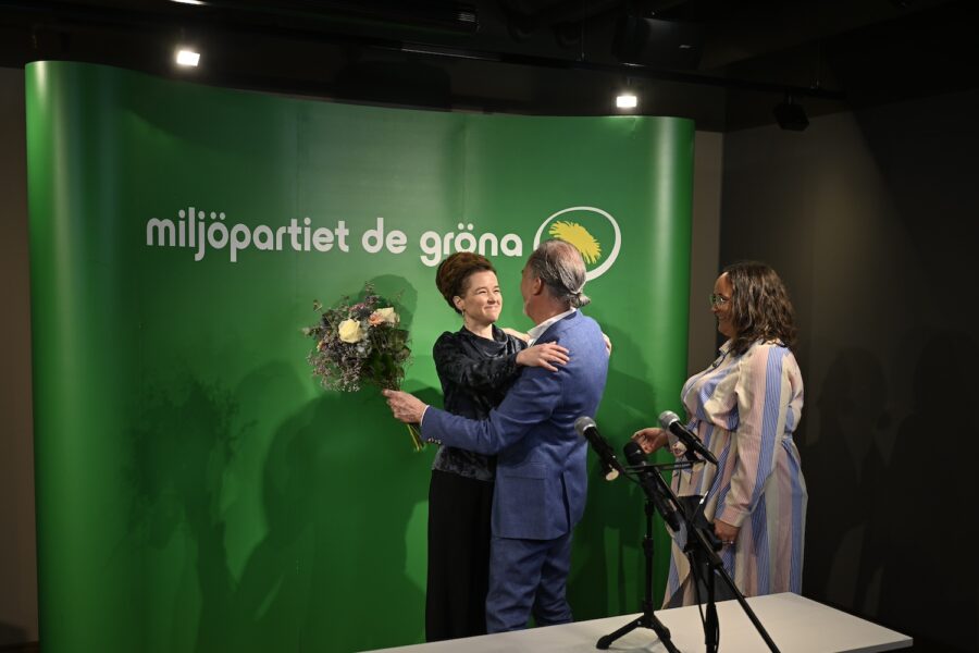 Amanda Lind gratuleras av Miljöpartiets manliga språkrör Daniel Helldén under söndagens extrakongress.