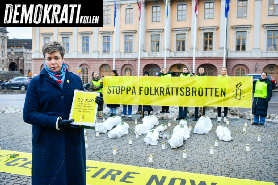 Amnesty Sverige gör en aktion utanför UD i Stockholm där ”kroppar” ligger under lakan som placerats ut bland ljus och rosor.