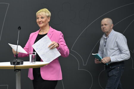 Äldre- och socialförsäkringsministern Anna Tenje (M) och särsklida utredaren Per Johansson.