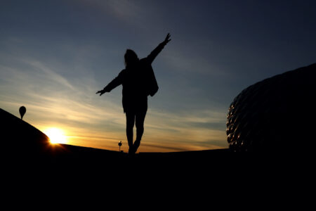 Person som går balansgång i mörkret