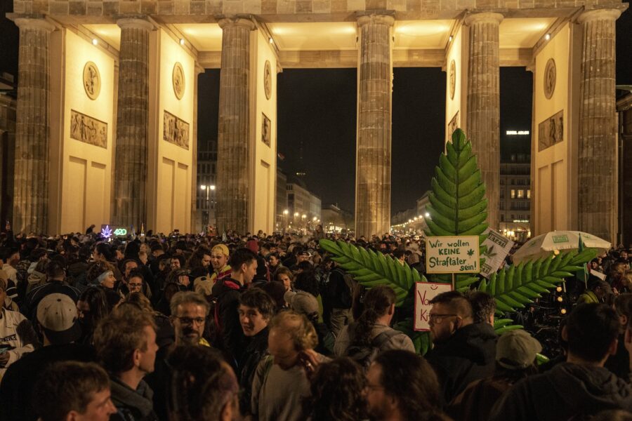 Tusentals människor samlades vid Brandenburg gate natten till måndagen för att fira den delvisa legaliseringen av cannabis.