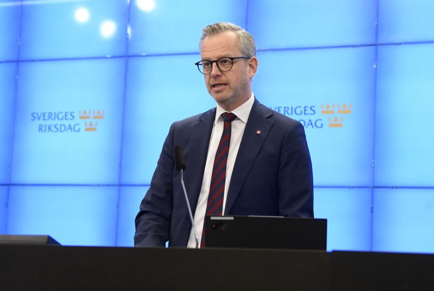 Socialdemokraternas ekonomiskpolitiske talespersonen Mikael Damberg under en pressträff på måndagen.