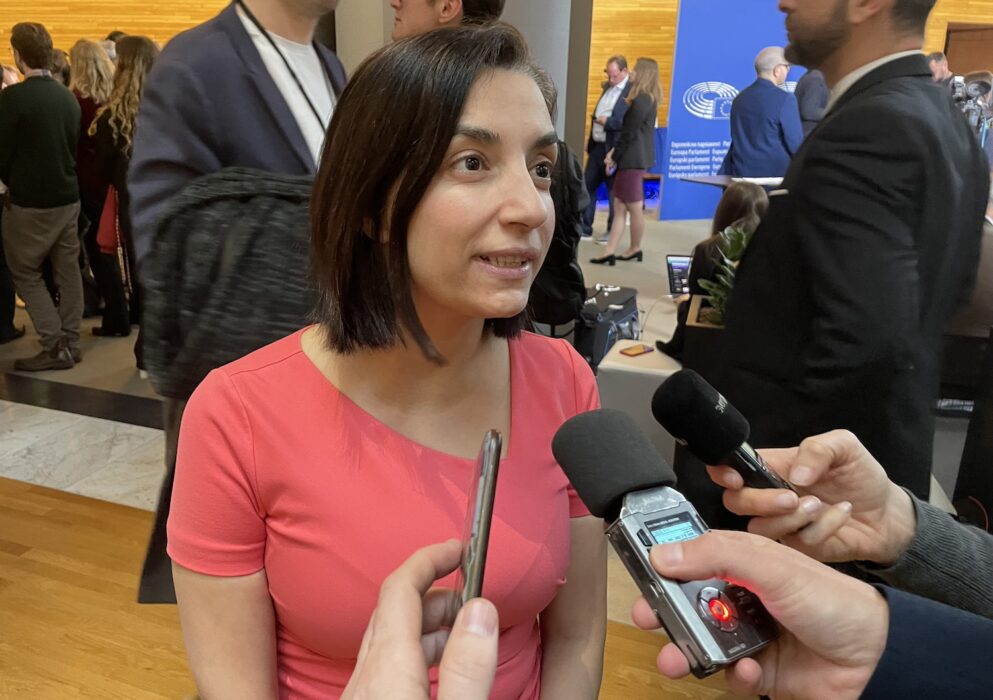 EU-parlamentariker Evin Incir (S) intervjuas efter att beslutet tagits i parlamentet idag.