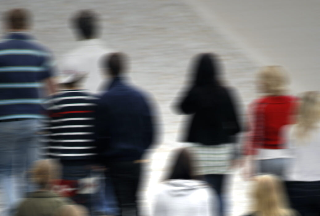 Flickor i åldern 12–15 år mår sämre och känner sig inte lika trygga som jämnåriga pojkar, visar ny statistik.