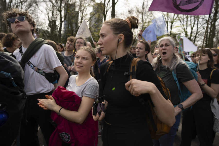 Klimataktivisten Greta Thunberg deltog i en klimatprotest av Extinction rebellion nära det nederländska parlamentet i Haag den 6 april 2024.