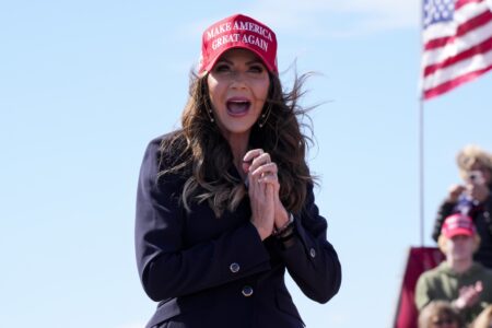 Kvinna med MAGA keps