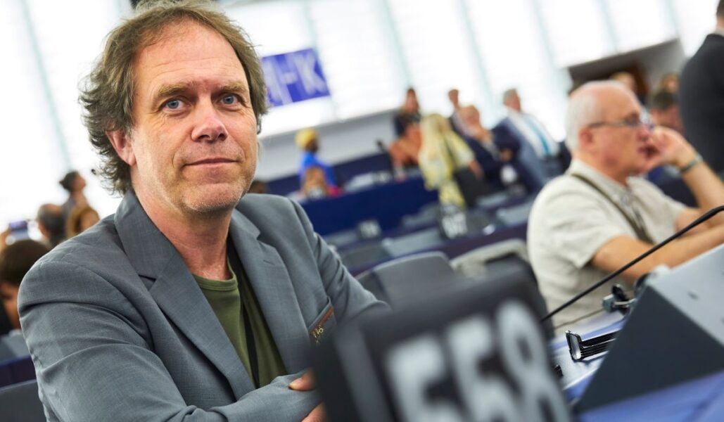 Miljöpartiets EU-parlamentariker Pär Holmgren är kritisk till ett EU-beslut om att lätta på lantbrukets miljövillkor.
