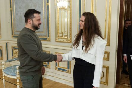 Rebecka Le Moine skakar hand med Zelenskyj.