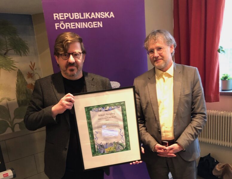 Mikael Bergling (till vänster) fick pris för sin granskning av kungens lägenheter.