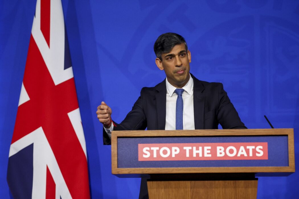 Premiärminister Rishi Sunak under en presskonferens på måndagen, där han utövade att de första planen till Rwanda kommer att lyfta i juli.