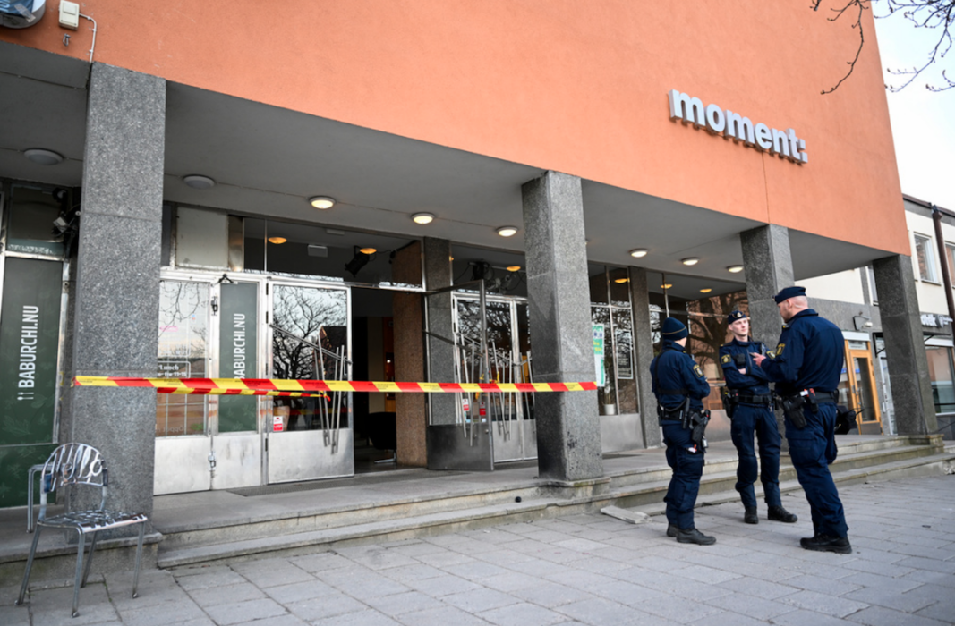 Räddningstjänst, ambulans och polis på plats i Gubbängen efter larm om våldsdåd.