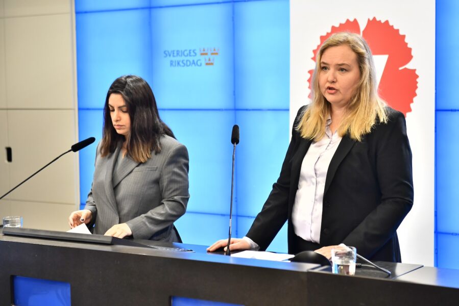 Vänsterpartiets partiledare Nooshi Dadgostar och ekonomiskpolitiska talesperson Ida Gabrielsson under en pressträff på måndagen.
