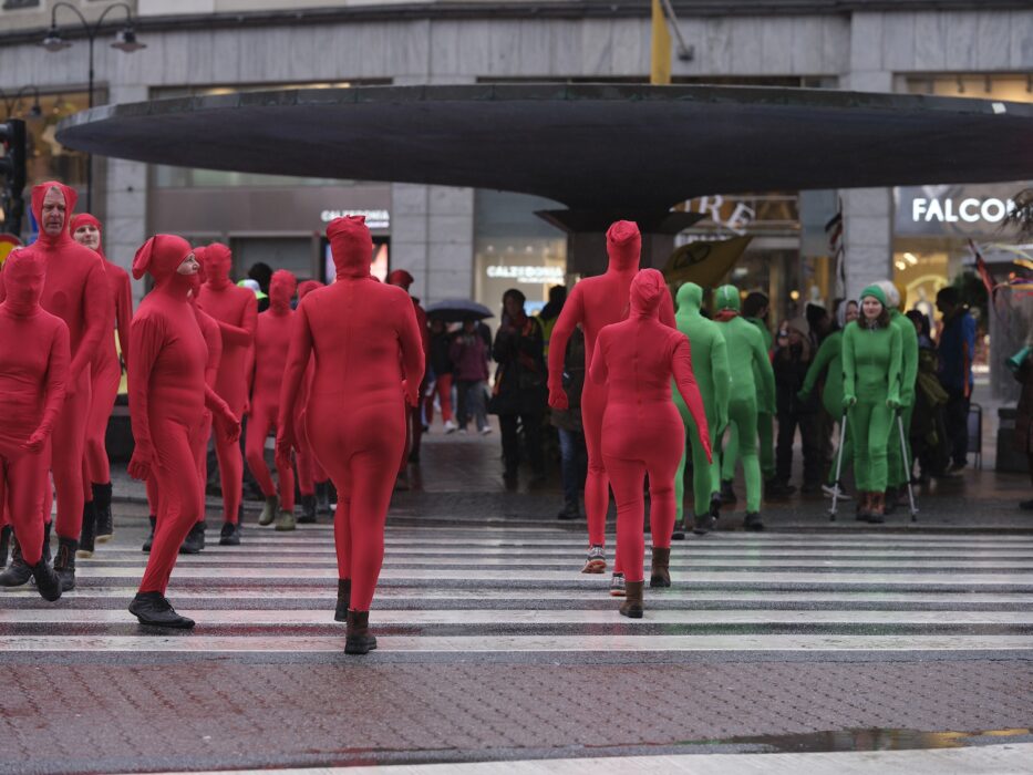 Aktivister från Extinction rebellion i en mildare version av vägblockad vid Stureplan under fredagen.