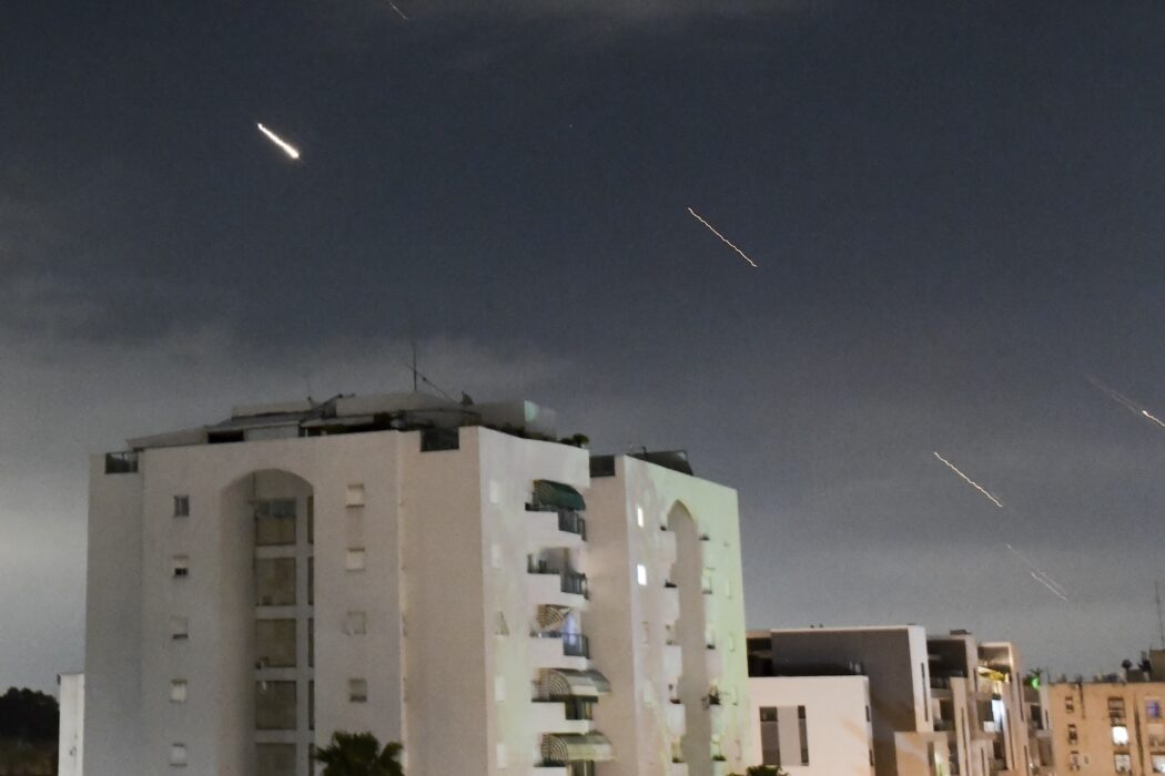 Israeliskt luftvärn som bekämpar inkommande missiler från Iran.