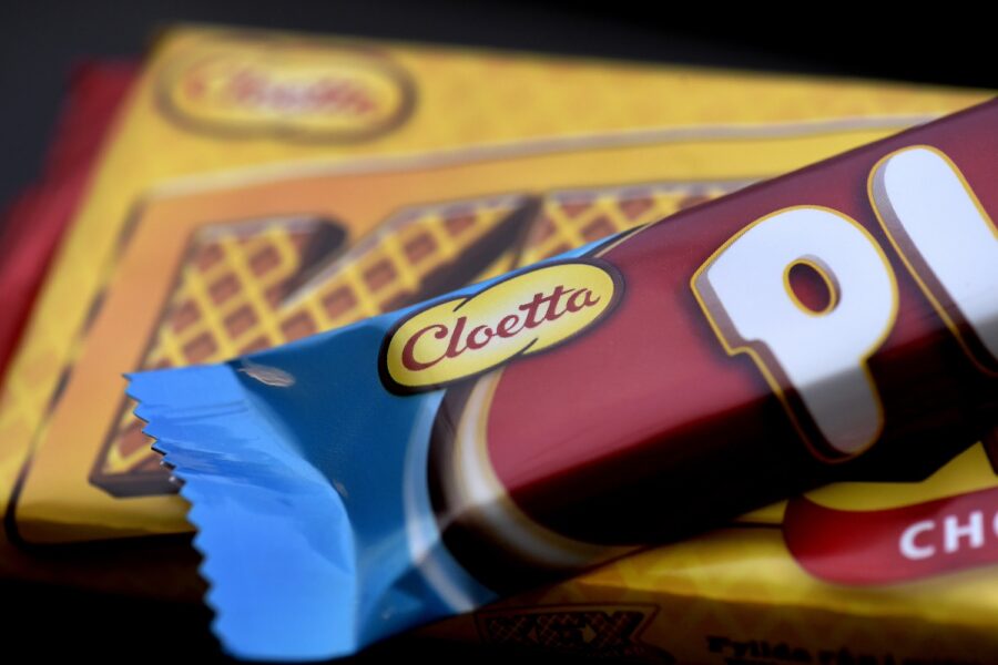 Hundratals ton choklad från företaget Cloetta har stoppats i lagret, då de kan innehålla förorenad palmolja.