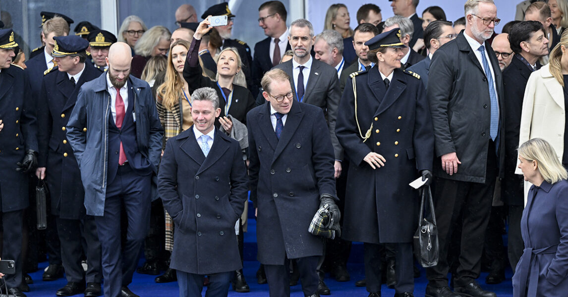 Pål Jonson (fjärde från vänster, i ljusblå slips) på flaggceremoni i Bryssel, när svenska flaggan hissades utanför Natos högkvarter.