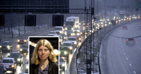 Motorväg med många bilar