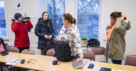 Skolsal med fyra personer