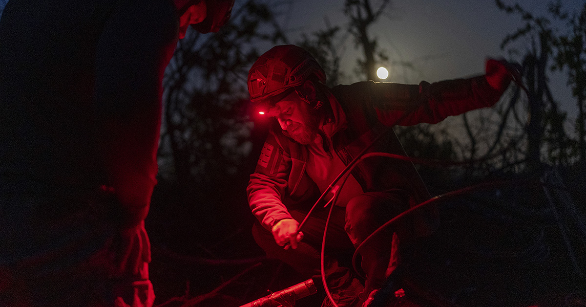 Ukrainska soldater justerar en antenn i Donetsk i april 2024.