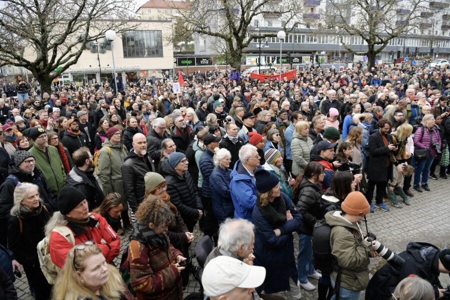 Ett tusental demonstranter samlades under lördagen i protest mot onsdagens attack mot ett antifascistiskt möte i Gubbängen.