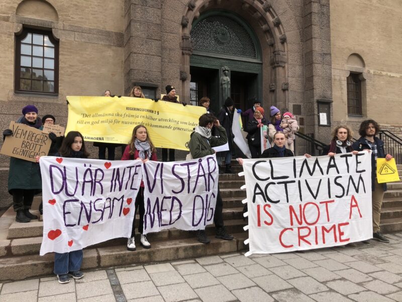 Flera personer hade samlats för att stötta den unga klimataktivisten som står åtalad för ohörsamhet mot ordningsmakten.