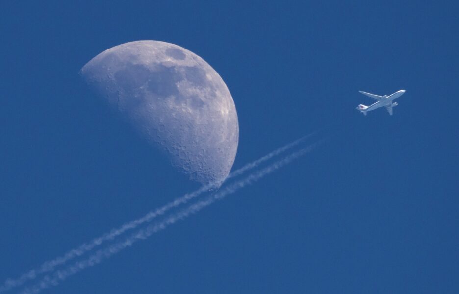 Flygplan och månen